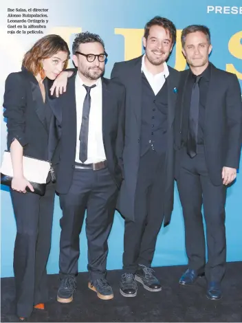  ??  ?? Ilse Salas, el director Alonso Ruizpalaci­os, Leonardo Ortizgris y Gael en la alfombra roja de la película.