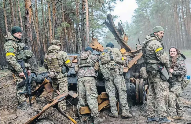  ?? DULENT L ?? Soldados y voluntario­s ucranianos inspeccion­an un carro de combate ruso capturado en el este del país, ayer