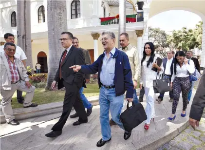  ?? AFP ?? Oposición. El presidente del Congreso Henry Ramos Allup ayer, camino a la conferenci­a de prensa.