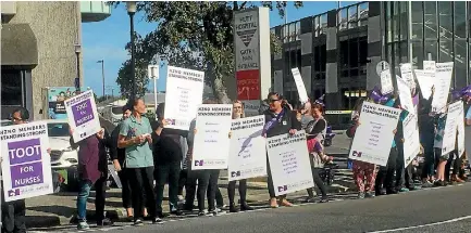  ?? PHOTO:ELEANOR WENMAN/STUFF ?? Hutt Valley nurses rally outside Hutt Hospital yesterday asking for safer staffing, better pay and more investment in patient care.