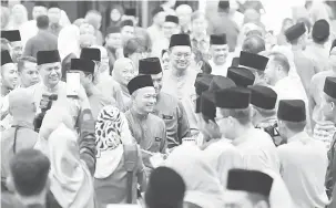  ?? — Gambar Bernama ?? TIBA: Maszlee tiba pada majlis Ramah Mesra Bersama Pelajar Politeknik dan Kolej Komuniti serta Pra Pelancaran Sambutan Jubli Emas Politeknik Malaysia di Politeknik Ungku Omardekat Ipoh, semalam.