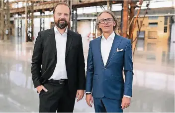  ?? FOTO: NILS VOM LANDE ?? Walter Gehlen (l.) und Andreas Lohaus vor der hier noch leeren Ausstellun­gsfläche im Areal Böhler. Heute startet dort zum ersten Mal die Messe „Art Düsseldorf“.