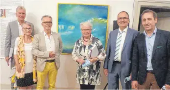  ?? FOTO: JOSEF SCHNEIDER ?? Bei der Vernissage zur Peter-Betzler-Ausstellun­g „Du hüllst dich in Licht“im Palais Adelmann von links: Norbert Hackmann, Claudia Betzler, Peter Betzler, Annette Schavan, Volker Grab und Anselm Grupp.