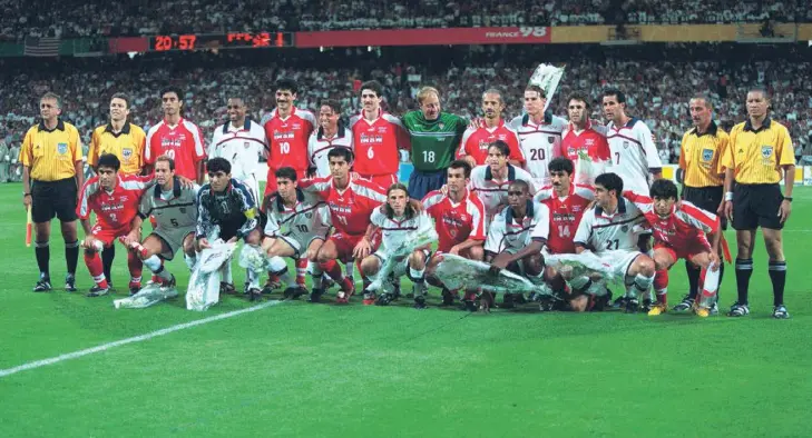  ?? ?? Bei der WM 1998 posierten die Fußballer Irans und der USA symbolisch aufgeladen gemeinsam für ein Teamfoto.