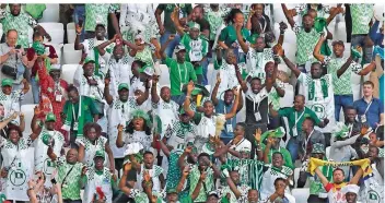  ?? FOTO: DPA ?? Jubelnde Fußballfan­s aus Nigeria beim Spiel gegen Island. Die Hoffnung war zu diesem Zeitpunkt groß.