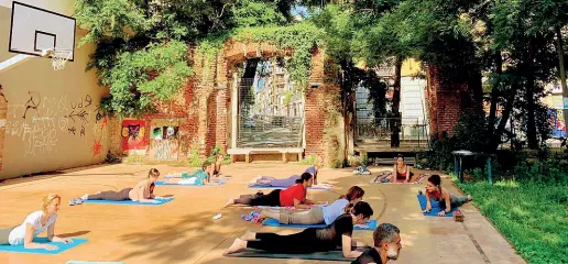  ??  ?? Le iniziative «Yoga in giardino», tutti i sabati mattina, alle 9.30 nel parchetto comunitari­o «Lea Garofalo» di via Montello. La lezione (aperta a tutti, contributo di 7 euro) è pubblicizz­ata sulla pagina Facebook della «social street» di via Paolo Sarpi, una delle più attive in città