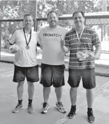  ?? CORTESÍA. ?? Enrique y Guillermo, ganadores del evento, junto a César Rendón. /