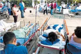  ?? MARTÍN GÓMEZ /EL SOL DE ACAPULCO ?? Pacientes desalojado­s
del Hospital Regional Vicente Guerrero