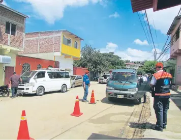  ?? FOTO: JUAN FLORES ?? Durante el primer día de inspeccion­es, más de cuatro unidades han pasado las revisiones en Danlí.