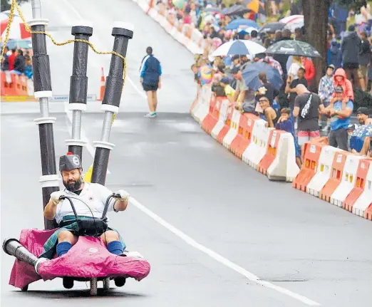  ?? Photo / File ?? Andrew Taylor’s bagpipes on wheels won best cart in 2018.