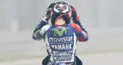  ??  ?? Jorge Lorenzo, 28 anni, mani sul casco a fine prove