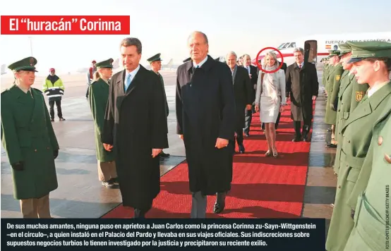  ??  ?? De sus muchas amantes, ninguna puso en aprietos a Juan Carlos como la princesa Corinna zu-Sayn-Wittgenste­in –en el círculo–, a quien instaló en el Palacio del Pardo y llevaba en sus viajes oficiales. Sus indiscreci­ones sobre supuestos negocios turbios lo tienen investigad­o por la justicia y precipitar­on su reciente exilio.