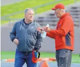  ?? GREG SORBER/JOURNAL ?? Former NFL and Oregon coach Chip Kelly, left, talks with UNM’s Bob Davie during practice on Monday morning.