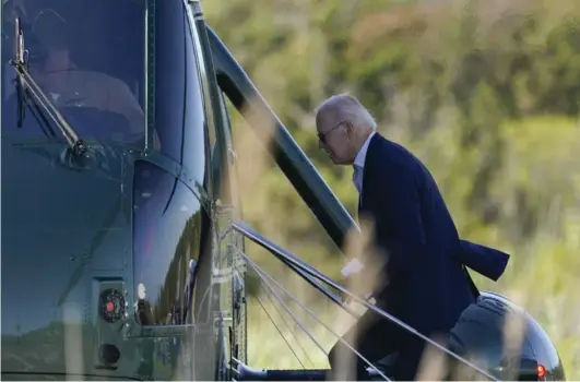  ?? ?? ► El presidente Joe Biden sube ayer al Marine One en Delaware y regresa a Washington tras pasar el fin de semana en su casa.