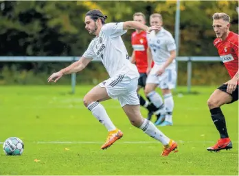  ?? FOTO: THOMAS WARNACK ?? Haris Saljanin (links) erzielte gegen Friedrichs­hafen einen schönen Treffer für den FC Ostrach