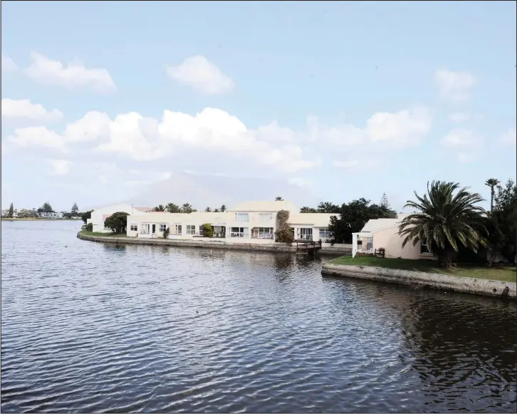  ?? Houses on Woodbridge Island. The island is also home to a couple of restaurant­s, a lighthouse and a links golf course. PICTURES: TRACEY ADAMS/ AFRICAN NEWS AGENCY ( ANA) ??