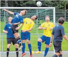  ?? FOTO: HKB ?? Der SV Spaichinge­n (blau) aus der Kreisliga C wehrte sich im Pokalspiel gegen den zwei Klassen höheren Gast aus Frittlinge­n zwar nach Kräften, verlor am Ende aber 1:3.