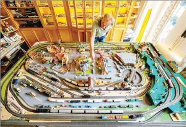  ?? AFP ?? Model train enthusiast Gerhard Berndt explains details of his layout in his living room in Berlin.