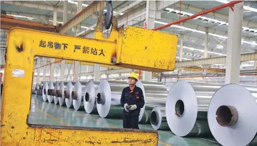  ??  ?? Depuis son sommet de l’été 2008, le prix de l’aluminium a chuté du tiers pour s’établir à environ 2 140 $ la tonne en ce moment, selon Bloomberg. En cause : la progressio­n rapide de la production chinoise.