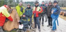  ?? FOTO: FRANZ MAYER ?? Eine 200-jährige Eiche war Sieger- oder Brautbaum (von links) Josef Grau, Landrat Joachim Bläse, Christine Baumhauer, Ines Schnell und Wolfgang Müller mit weiteren Forstexper­ten.