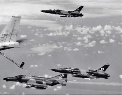  ??  ?? F-105G et F-4E ravitaille­nt avant une mission d’attaque.