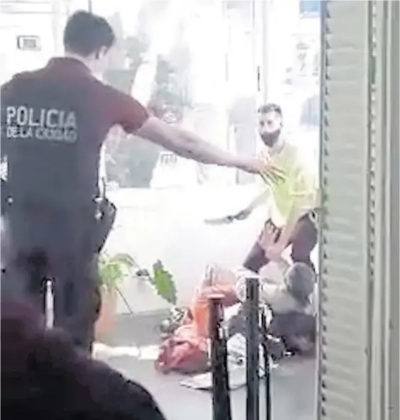  ??  ?? Ataque. Alumnos de la escuela y otros testigos filmaron el momento de la agresión. Finalmente la Policía logró reducir a Sebastián Villarreal (30).