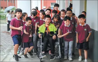  ?? WEI LIANG / CHINA NEWS SERVICE ?? Top: With the help of volunteers, a 15-year-old student with cerebral palsy enters a campus in Taiyuan, Shanxi province, in June last year, and has classes with other children.