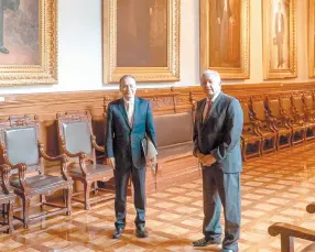  ??  ?? • Alfonso Durazo Montaño, gobernador electo de Sonora, fue recibido ayer por el presidente Andrés Manuel López Obrador.
