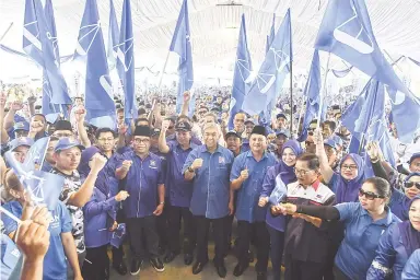  ??  ?? Ahmad Zahid Hamidi om Montiri Labus Pogun minokigamb­ar kaandaman songowian Injin Barisan Nasional Parlimen Kimanis id Abaabayan Momuruan Songowian rayat id Tamu Kakadaian Bongawan konihab.