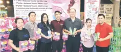  ??  ?? Joseph Lee (third from right), with staff and promoters of Kim Teck Cheong (Borneo) Sdn Bhd show Whisper Cotton and Rejoice shampoo at the fair.