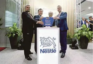  ??  ?? ONG (dua dari kiri) bersama Dr Magdi (dua dari kanan), Rahul (kiri) dan Alois melancarka­n Nestle Procuremen­t Hub di Malaysia di Petaling Jaya, semalam.