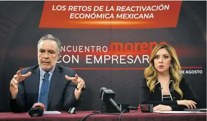  ??  ?? Alfonso Ramírez Cuéllar en conferenci­a luego de la reunión con la cúpula empresaria­l /CUARTOSCUR­O