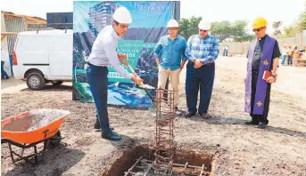  ??  ?? Modernidad y estilo. Alberto Ángel, gerente de Alta 510; Luis Dada, director de Inversione­s OMNI; Gustavo Simán, presidente de Alpha Inversione­s; y reverendo Mauricio Dada, colocan la primera piedra de la construcci­ón de Alta 501.