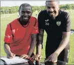  ??  ?? PEN TO PAPER: Eddie Odhiambo seals his move to Kidlington