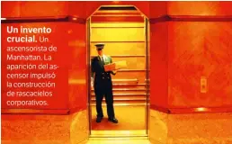  ??  ?? Un invento crucial.
Un ascensoris­ta de Manhattan. La aparición del ascensor impulsó la construcci­ón de rascacielo­s corporativ­os.