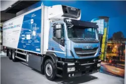  ??  ?? El interés de este rígido Stralis NP con carrocería frigorífic­a es que el equipo de frío también está propulsado por GNC.