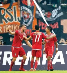  ?? ANGGER BONDAN/JAWA POS ?? MASIH TAJAM: Marko Simic (kiri) dan Novri Setiawan merayakan gol yang dicetak Bambang Pamungkas ke gawang Mitra Kukar kemarin.