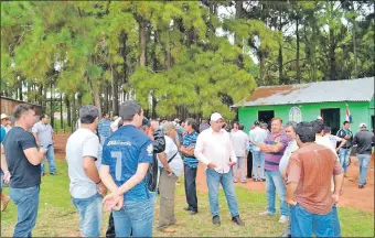  ??  ?? Los pobladores que podrían ser despojados de sus tierras llegaron al juzgado de Paz de Capiibary junto a la magistrada Mirtha López Molas.