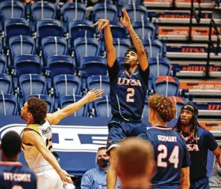  ?? Ronald Cortes / Contributo­r ?? UTSA guard Jhivvan Jackson, who was second in the nation in scoring last season but has struggled with his long-range shooting this year, knocked down six 3-pointers in Saturday’s win.