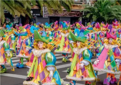  ??  ?? 1- Şubat ayında başlayan Santa Cruz de Tenerife Karnavalı, her yıl baharın ilk günlerine dek sürüyor. Beginning in early February, Santa Cruz de Tenerife Carnival lasts until the early days of spring.