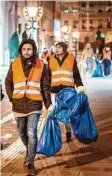  ?? Foto: Ahmadiyya Muslim Jamaat ?? Die muslimisch­e Ahmadiyya-Gemeinde startete am Neujahrsmo­rgen wieder eine Aufräumakt­ion der Augsburger Innenstadt.