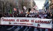  ??  ?? Près de   manifestan­ts à Turin samedi contre la ligne Lyon-Turin. (Photo MaxPPP)