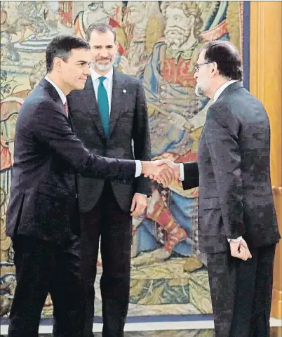  ?? FERNANDO ALVARADO / AFP ?? Pedro Sánchez y Mariano Rajoy saludándos­e ante el Rey , ayer, en la Zarzuela