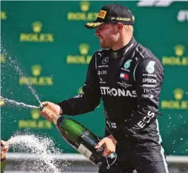  ?? AFP ?? kValtteri Bottas, de Mercedes, celebra tras marcar 1:30:55.739 en el GP de Austria.