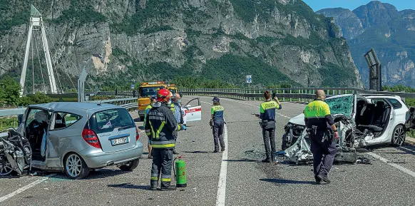  ?? (Foto Pretto) ?? Violento
Il terribile schianto avvenuto ieri lungo strada provincial­e 235 dove sono rimasti feriti in modo gravissimo due automobili­sti e una bambina