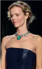  ?? ?? Eva Herzigova
Con il supersmera­ldo