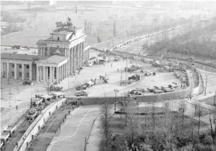  ??  ?? Il Muro, appena costruito dalla Germania Est, davanti alla Porta di Brandeburg­o nell’estate del 1961