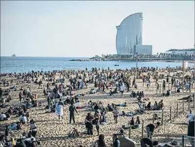  ?? LLIBERT TEIXIDÓ ?? Miles de personas se concentrar­on en la playa de la Barcelonet­a ayer aprovechan­do el buen tiempo