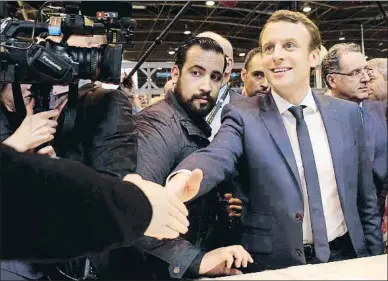  ?? CHRISTOPHE ENA / AP ?? Benalla, a la izquierda, junto a Macron, entonces candidato a la presidenci­a, en marzo del 2017