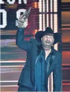  ??  ?? Garth Brooks collects his second consecutiv­e award for entertaine­r of the year.